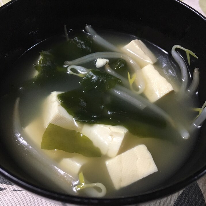 簡単、豆腐とワカメの中華風スープ